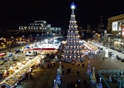 Главная елка города открылась на площади Свободы