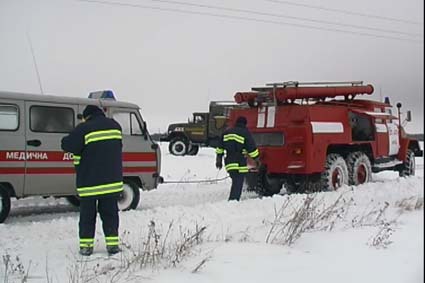 Спасатели продолжают бороться со снежной стихией