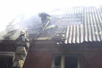 В Боровском районе сгорела крыша жилого дома