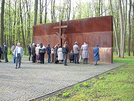 В память о расстрелянных офицерах - польская делегация прибыла на мемориальную церемонию