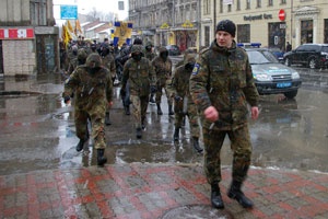 "Патриот Украины" и футбольные фанаты прошли маршем против эмигрантов