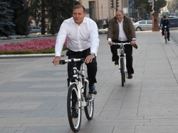Добкин и Кернес сдержали слово - приехали на работу на велосипедах