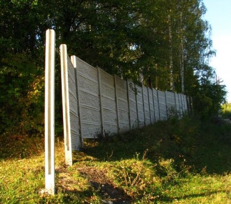 В Дергачевском р-не часть леса оградили забором