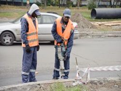 В Харькове над ремонтом дорог потеют чернокожие