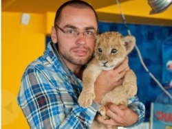 Украинец воспитывает дома львенка
