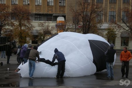 По пл. Свободы прокатился надувной футбольный мяч (ФОТО)