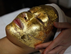 Во Вьетнаме делают золотые маски для лица