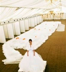Румынские дизайнеры представили свадебное платье с полуторакилометровым шлейфом (ФОТО)