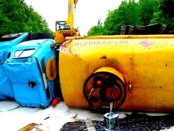 22 тонны ядовитой смеси растеклось по трассе Киев - Харьков