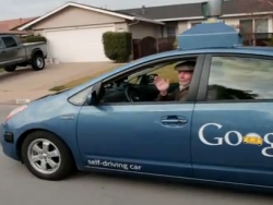 Самоуправляемый автомобиль Google впервые провез пассажира (ВИДЕО)