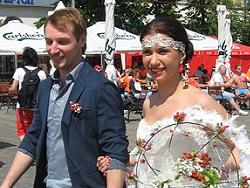 Жених и невеста отметили свадьбу в харьковской фан-зоне