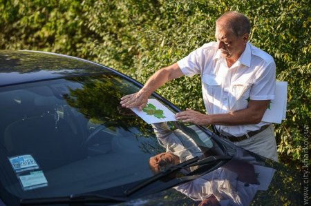 За парковку в зеленой зоне - стикер на стекло. Харьковских автомобилистов учат правильно выбирать место для стоянки (Фото)