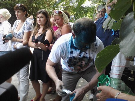 Власенко в лицо вылили «зеленку» (Фото)