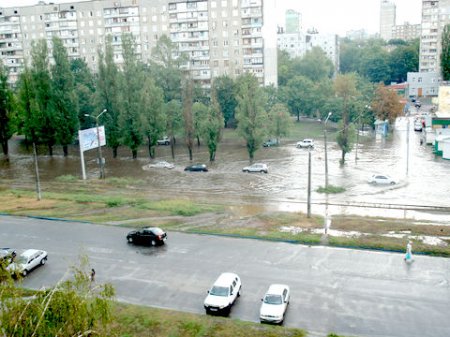 Дождь в Харькове превратил Салтовку в Венецию (ФОТО)