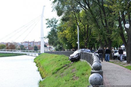 Ограждение на набережной в центре Харькова, которое вчера снес "Infiniti", придется изготавливать заново