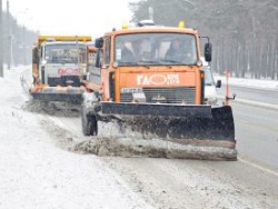 В центре Харькова ледяные глыбы рухнули на две иномарки