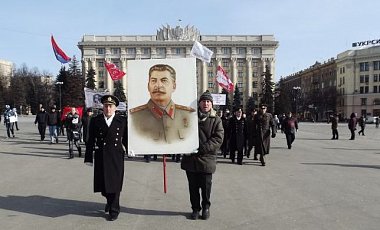 В Харькове по центральной площади пронесли плакат Сталина