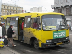 Неизвестные на джипе расстреляли маршрутку с пассажирами