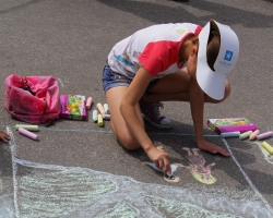Площадь Свободы украсили рисунками на асфальте