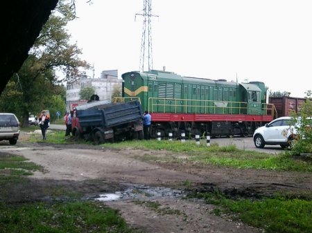 В Харькове тепловоз протаранил МАЗ (+фото)