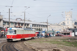 В Харькове трамвай пропахал землю и снес столб (ФОТО)