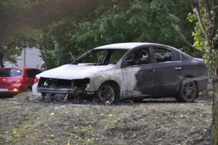 На Северной Салтовке снова ночью сгорел автомобиль (ФОТО)