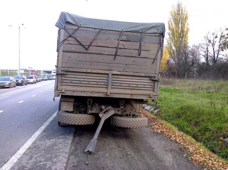 В Харькове в оторвавшийся на ходу прицеп КамАЗа влетела легковушка: есть пострадавшие (фото)