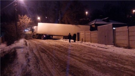 В Харькове длинномер протаранил жилой дом (фото)