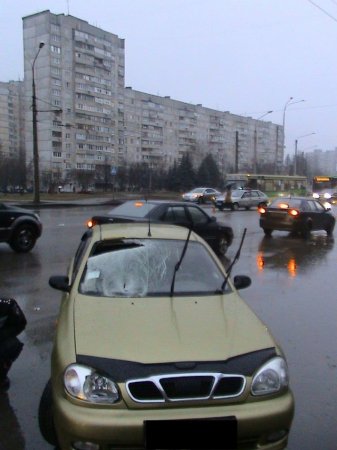 На Алексеевке женщина попала под колеса двух автомобилей [ФОТО]