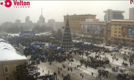 Площадь Свободы заполняют митингующие в поддержку властей (ФОТО, дополнено)