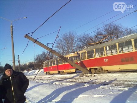 На Салтовке трамвай сошел с рельсов и сбил столб (фото)