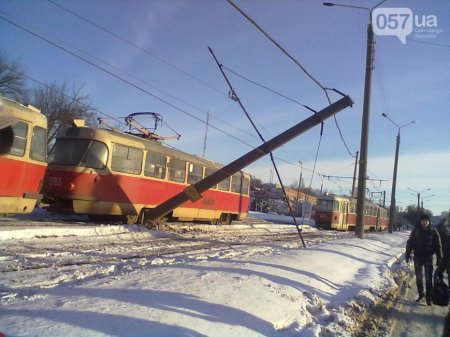 На Салтовке трамвай сошел с рельсов и сбил столб (фото)