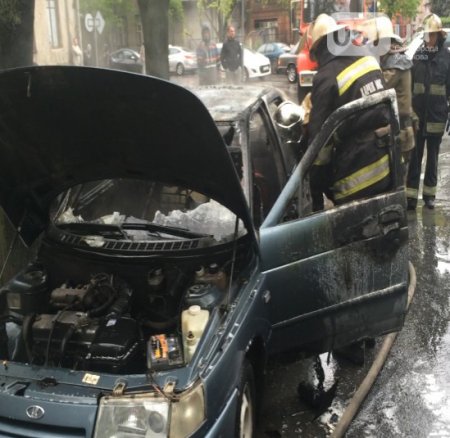 В Харькове во время движения загорелся автомобиль [фото]