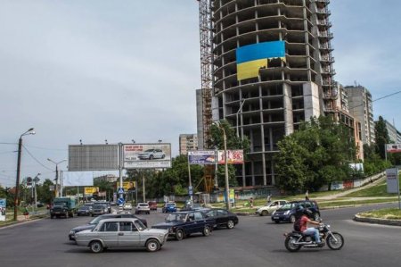 На ул. Клочковской сожгли огромный флаг Украины (ФОТО)