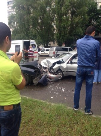 Утреннее ДТП на Салтовке. Водителя из машины доставали полчаса (ФОТО)