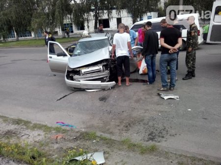 Авария в Харькове: автомобиль влетел в столб (ФОТО)