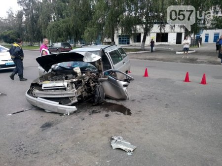 Авария в Харькове: автомобиль влетел в столб (ФОТО)