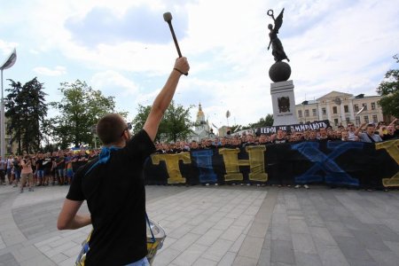 В Харькове провели шествие ультрас "Металлиста" и "Динамо"