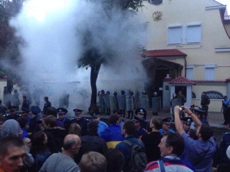 В Харькове митинговали под консульством РФ: без столкновений не обошлось. ФОТО