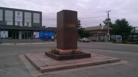 Фотофакт: под Харьковом упал еще один Ленин