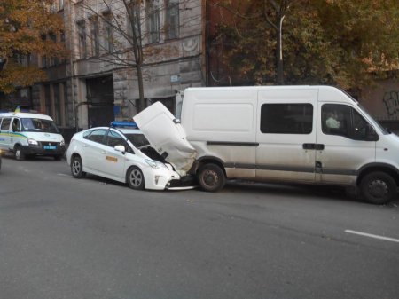 В Харькове милицейский автомобиль врезался в микроавтобус: в ГАИ это ДТП не прокомментировали