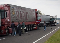 Пять фур немецкого гуманитарного конвоя попали в ДТП на Волыни (ФОТО)
