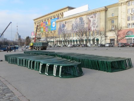 В центре Харькова стартовал монтаж новогодней елки (ФОТО)