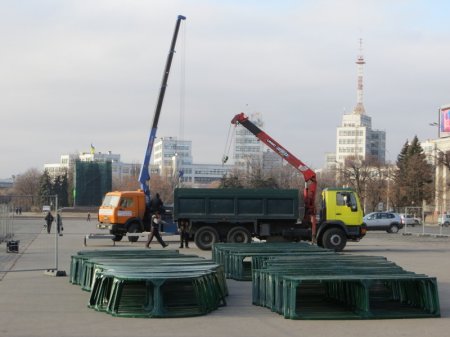 В центре Харькова стартовал монтаж новогодней елки (ФОТО)