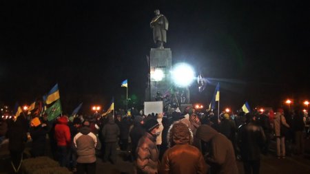 В годовщину Майдана в Харькове развернули 100-метровый флаг Украины. ФОТО