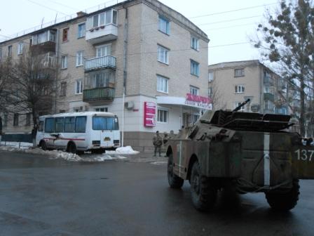 На Харьковщине армейский БТР столкнулся с пассажирским автобусом (фото)