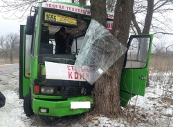 На Харьковщине автобус столкнулся с иномаркой, 8 человек пострадали