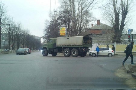 На Холодной горе Skoda въехала в "КрАЗ" с военными (фото)