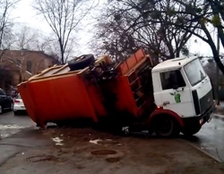 На Алексеевке мусоровоз провалился под асфальт (фото)