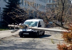 На улице Бакулина столб упал на автомобиль